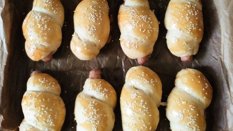 Sausage Bread Rolls – Pig In A Blanket